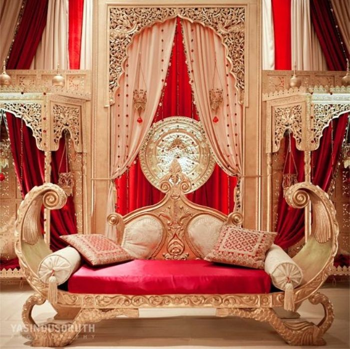 Sklad v Aladin slogu - na palubi z lesenimi nogami, v barvi zlata, oblikovalec kave masivnega lesa, rundde blazine z rese, sten s carving, okroglo stensko dekoracijo zlata, dolge rdeče težko pada zavese