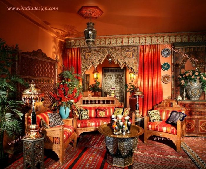 Bogato okrašena v maroškem slogu hišo, kavč in dva stola iz lesa, blazine s črtami vzorcem, kavo in stransko mizo z veliko okraski, oblikovalec talne svetilke s kovinsko ploščico, gilt pladenj v rznder obliko, veliko cvetja in rastlin, dve zavese v rdeče, stene in stropi pobarvane v oranžni barvi, zložljivi zaslon iz lesa, preproge z različnimi vzorci, predalnik z veliko vazo na treh dekorativne stenske plošče
