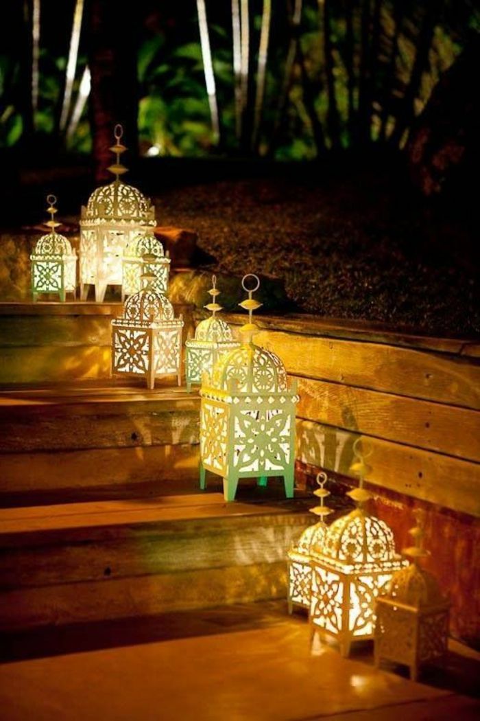 deco orientalske mange lanterner lamper på trappen mørk atmosfære mørket hage dekorasjon orientering