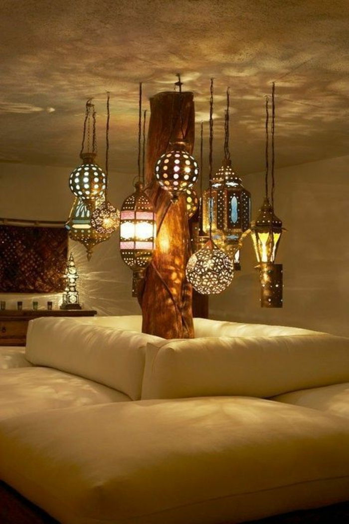 deco orientalske mange lamper henger fra deche myke sofaen i hvit farge fargerike lamper tilgi romanse av rommet