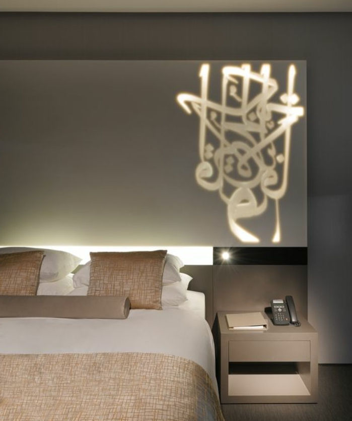 orientalsk møbler seng med veggdekorasjon dekorasjon veggmaleri og belysning samtidig arabiske påskrifter skinner