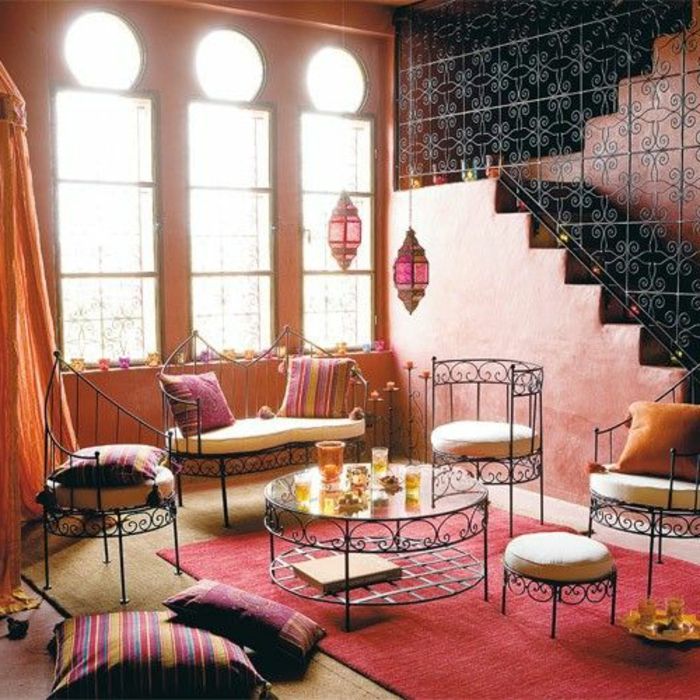 orientalske møbler sete pute kaste pute stort vindu naturlig lys i rommet trapp gitter floral motiver
