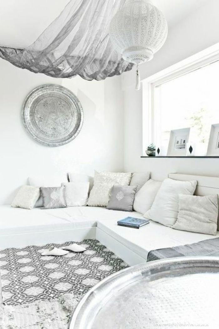 marokkanske lamper ideer for orientalsk innredning i hvit farge flott design teppe sofa puter grå