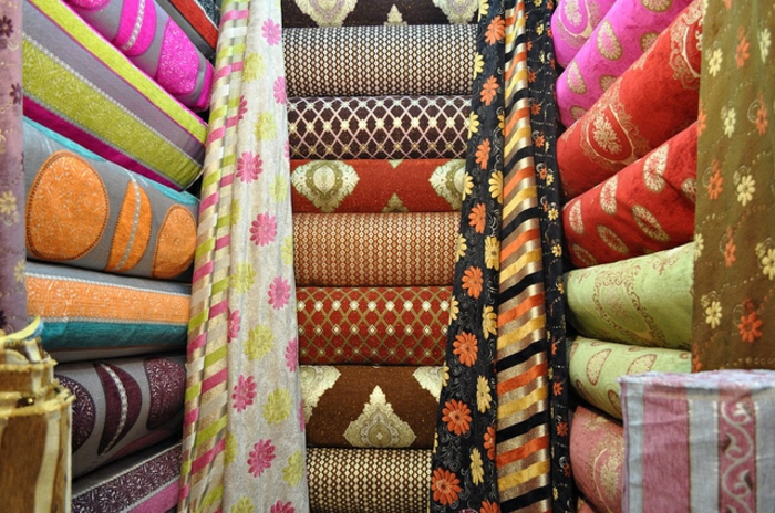 pisane orientalske tkanine z različnimi tiskovinami, tkanine za zavese in pohištvo, maroški trg tkanin