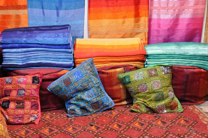 tekstilni trg v Maroku - tkanine s črtastimi vzorci, tkanine z rombičnimi vzorci, blazine s preverjenim vzorcem