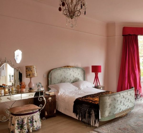 orientalska spalnica z lepo posteljo z glavo in zavesami v ciklamen barvi