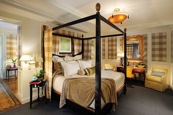 velika postelja z lesenimi stebri za sodobno zasnovo iz azijske spalnice