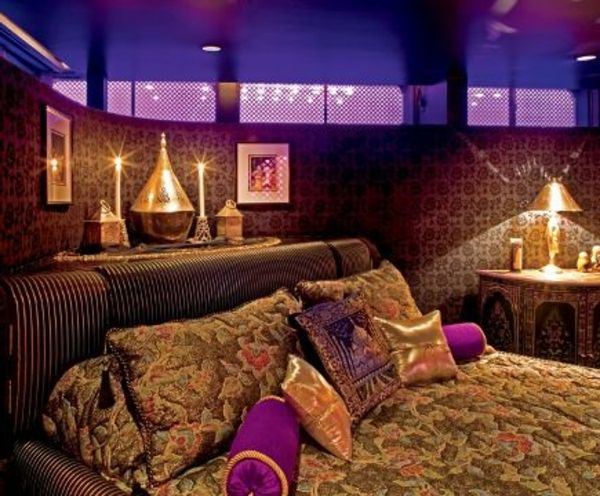 svečke in luksuzne postelje s številnimi barvnimi mešanicami za elelantski dizajn orientalske spalnice