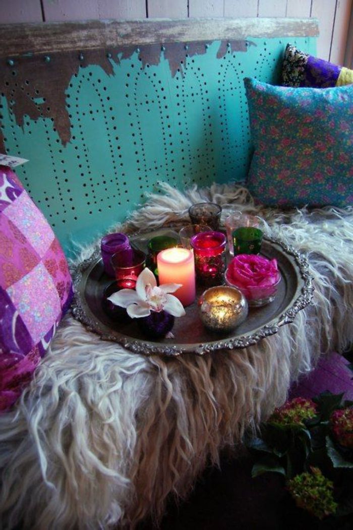 orientalsk møbler teppe myk beige farge turkis fargerik pute lilla rosa cyclamen stearinlys ogrid skuffen