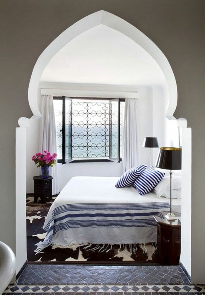 orientalske møbler sengen coverlet hvit og blå gulvlampe blomster i vasken deko lilla roser vindu med gitter