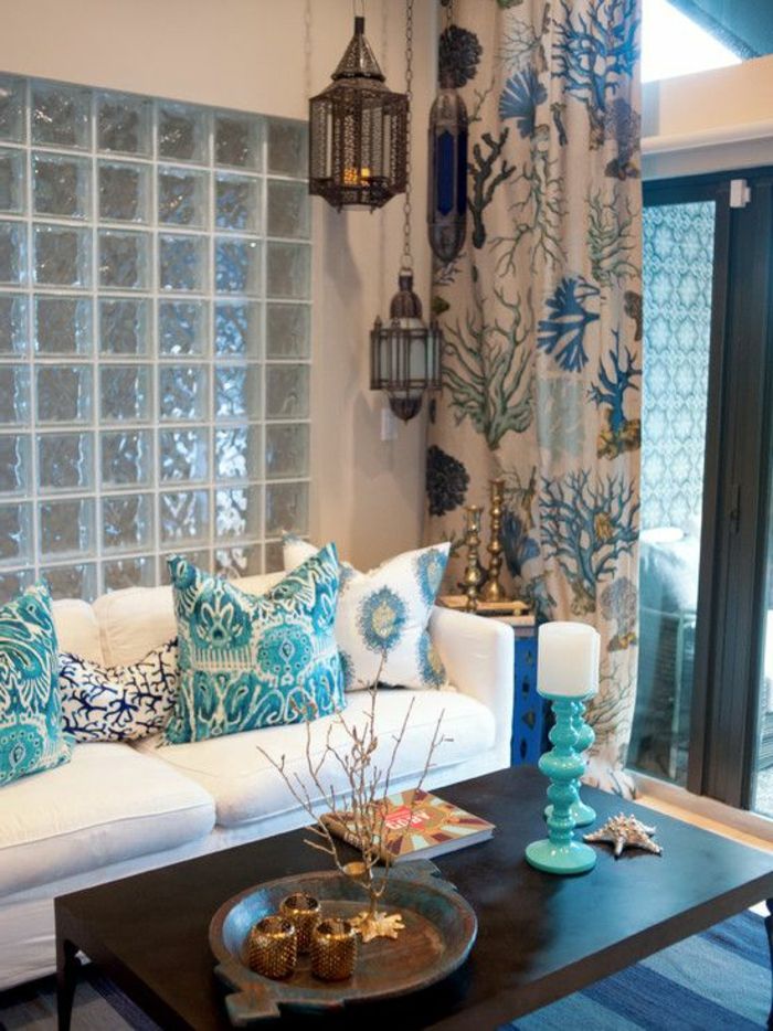orientalske møbler design ideer hvit sofa kaste pute i hvitt blå og grønne gardiner hengende lanterner