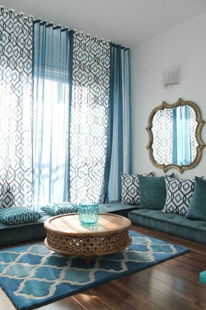 orientalsk innredning ideer til hjemmet speil hengende på veggen runde bord vas tabell dekorasjon fargerike gardiner
