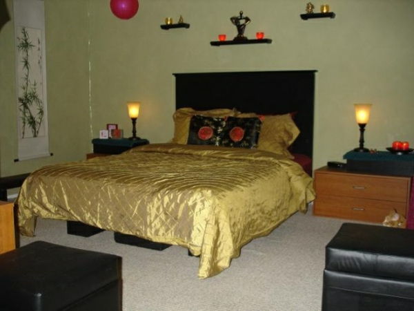 postelja z zlatim pokrivnim pokrovom za zanimivo oblikovanje orientalske spalnice