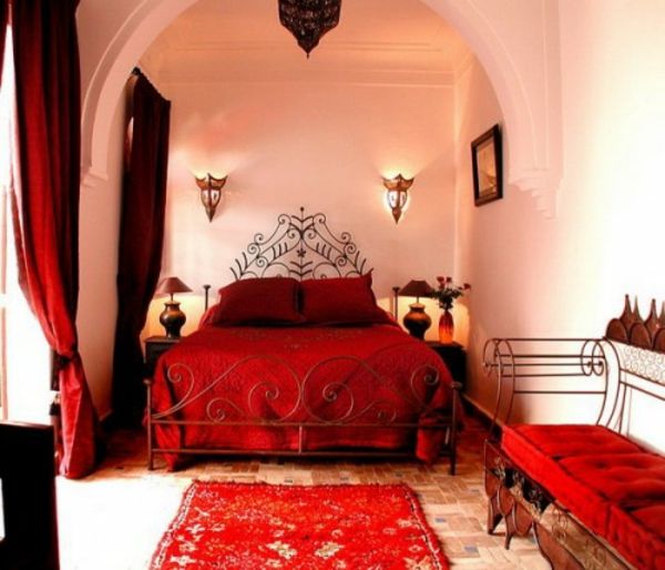 bela stena in rdeča glavna barva v orientalski spalnici