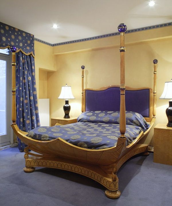 Ekstravagantna zasnova postelje z lesenimi stebri za lep model spalnice v orientalskem slogu