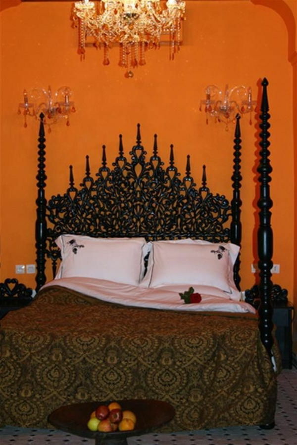 Aristokratsko gledan glava v luksuzni orientalski sobi z oranžno steno