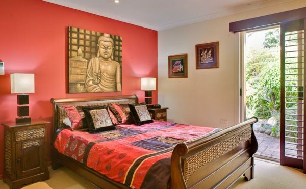 Peachy rdeče kot primarno barvo za azijski spalnico z buddha slikami