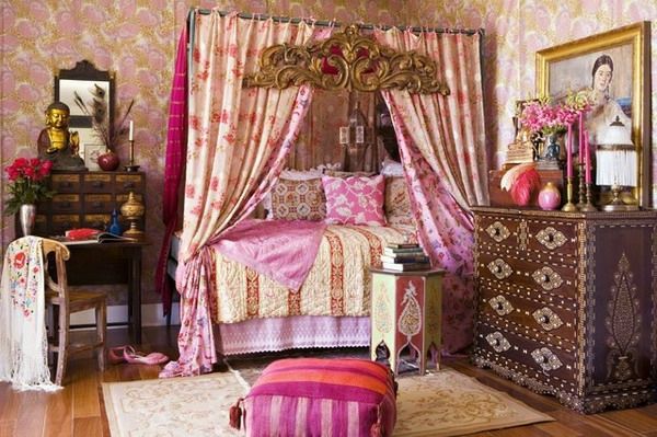 roza odtenki v orientalski spalnici s številnimi dekorji