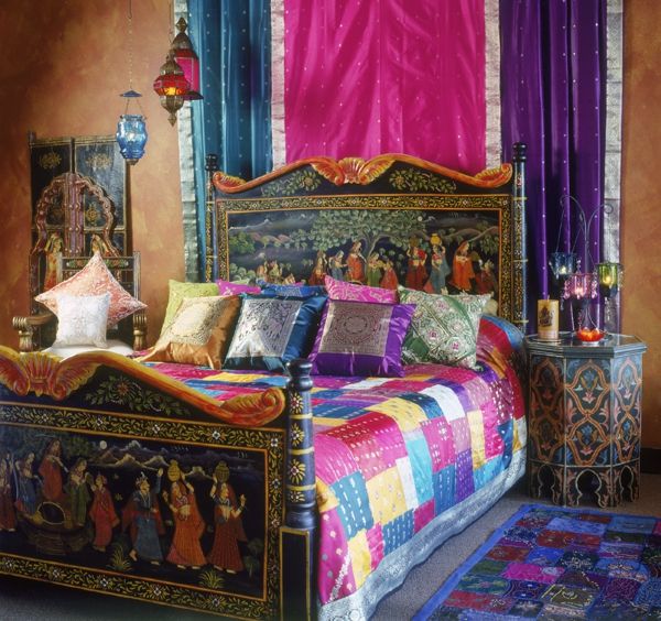 postelja z mnogimi metri blazinami in oblikovanje sten v ciklamen barvi - spalnica orientalsko postavljena