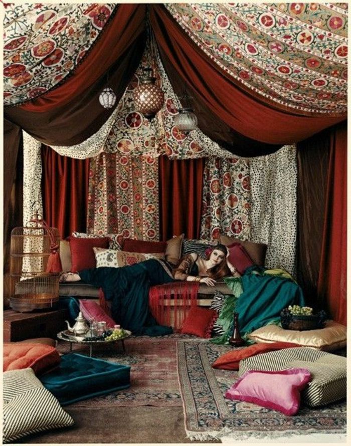 orientalsk rom eksotisk i ditt eget hjem legge dekorasjoner autentisitet kvinne liggende på sofaen