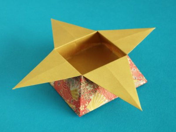 origami-box-yellow-color - sfondo blu