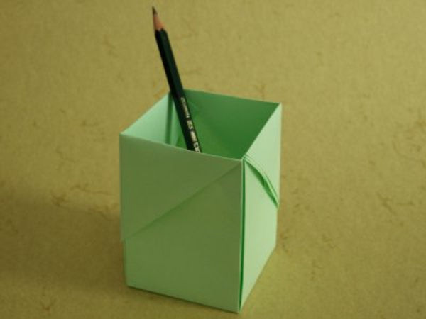 origami-box-green-color - una matita in esso