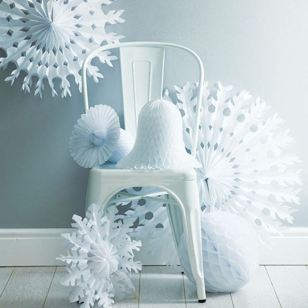 bela božična dekoracija - hladni deco izdelki na belem stolu