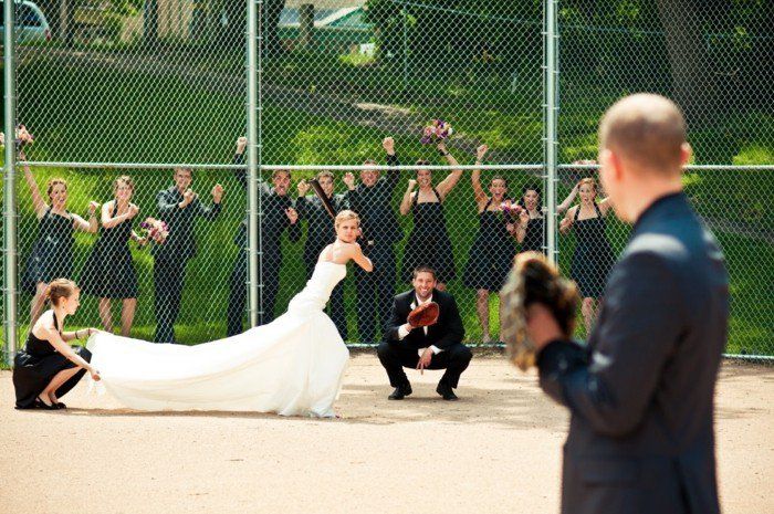 Prvotni poročne fotografije neveste in ženina igra baseball