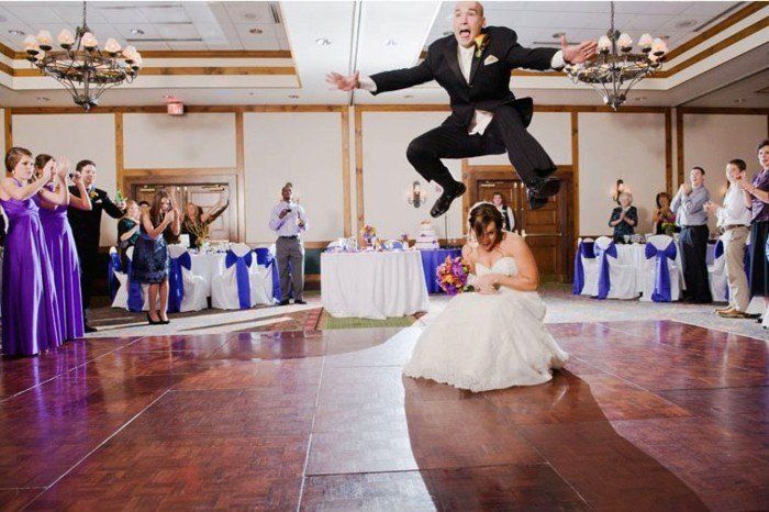 izvirne poročne fotografije-the-ženin-jumping-over-the-nevesta