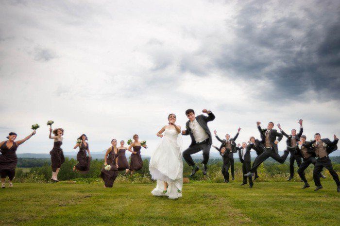 izvirne poročne fotografije ideje skoki-zakonci in gostov