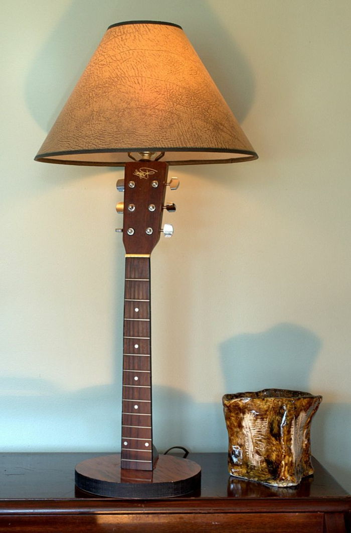 ursprungliga idén sänglampa gjorda akustisk gitarr
