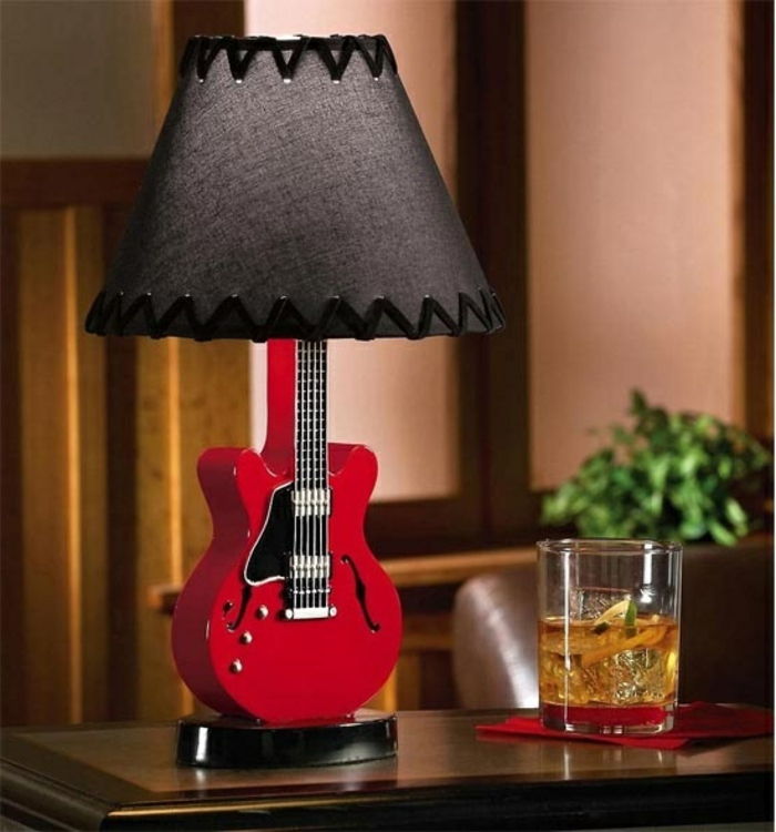 ursprungliga idén-för dekoration sänglampa och röd gitarr