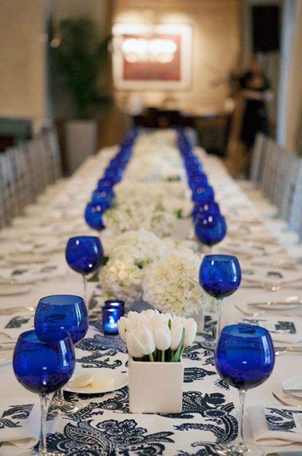 -originelle bord dekorasjon med hvite tulipaner