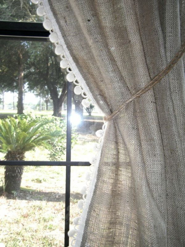 Vinduer med vakre grå gardiner, som er ugjennomsiktig