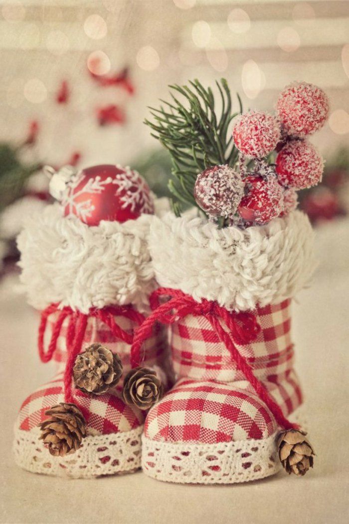 originalni weihnachtsdeko-ideje Plaid čevlji Nogavice polno s-kroglice-stožec smrekovimi vejami