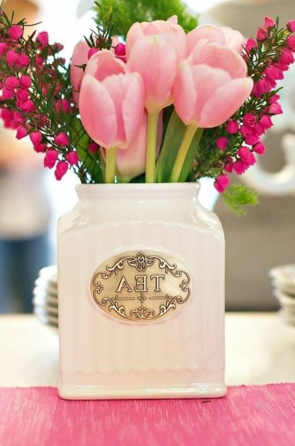 originelle.Tischdeko-med-rosa-tulipan