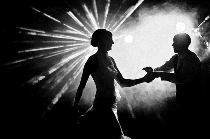 Prvotni črno in belo poročno sliko Dance pod-the-luči