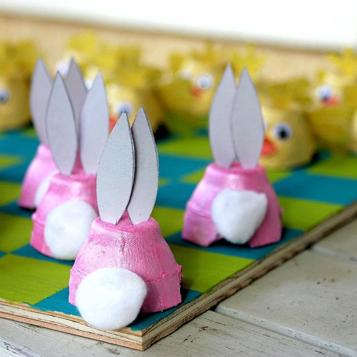 Tinker med egg bokser i rosa farge påske bunnies bakfra