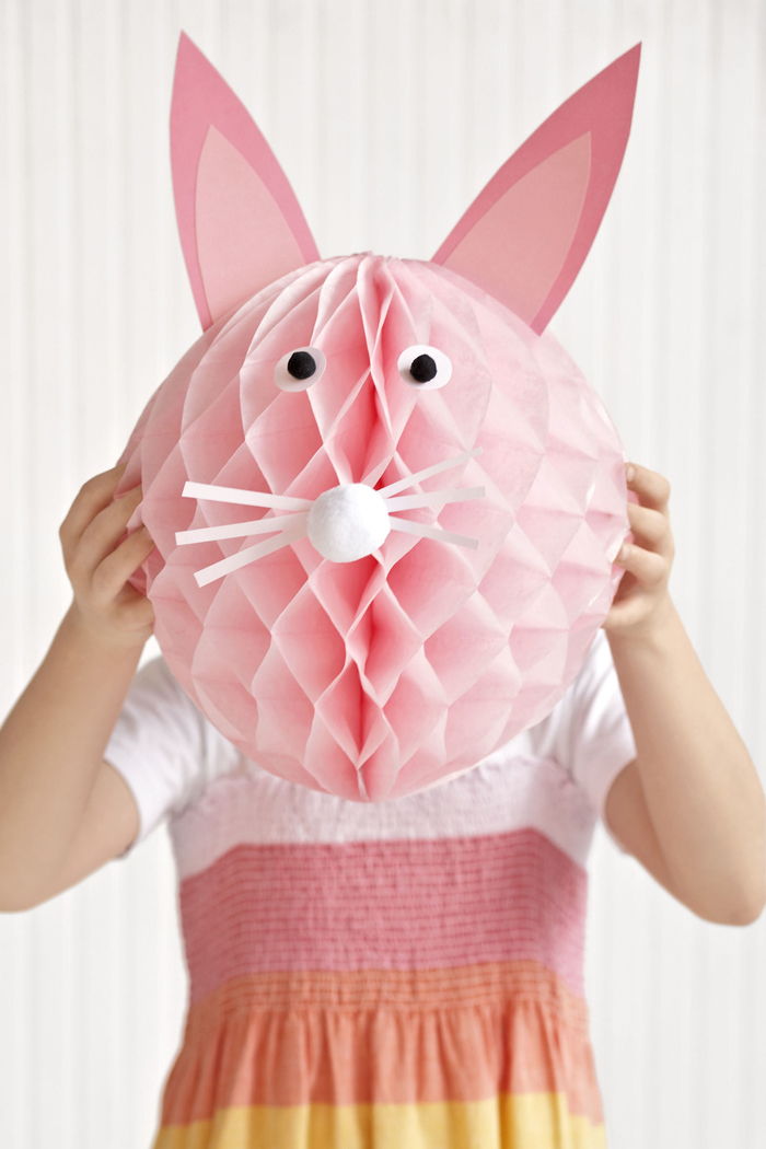 ružový veľkonočný zajačik vyrobený z papiera, dekorácie, aby si urobil veľkonočné sviatky, nápady pre deti