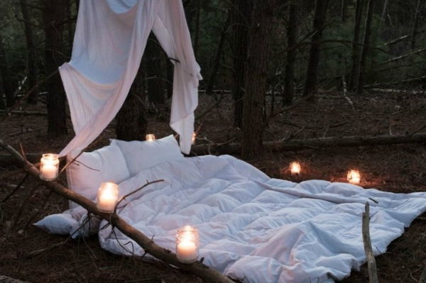 vonkajšia posteľ romantická móda veľa sviečok