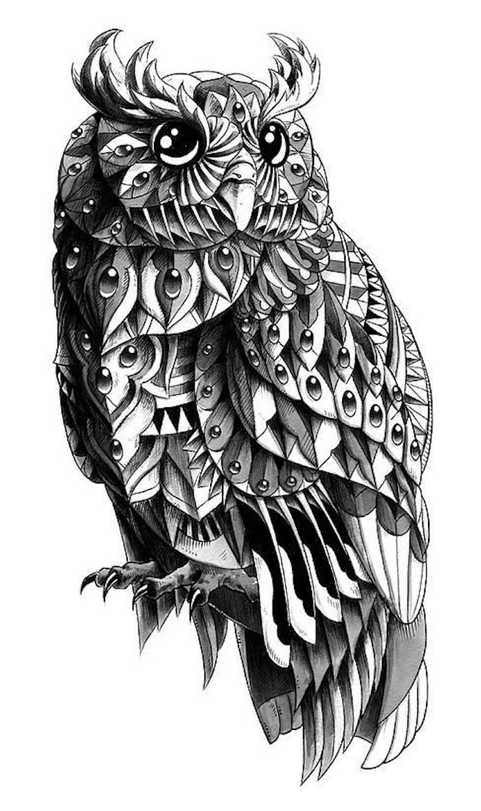 här hittar du en idé för en svart owltatuering med svarta fjädrar och stora ögon
