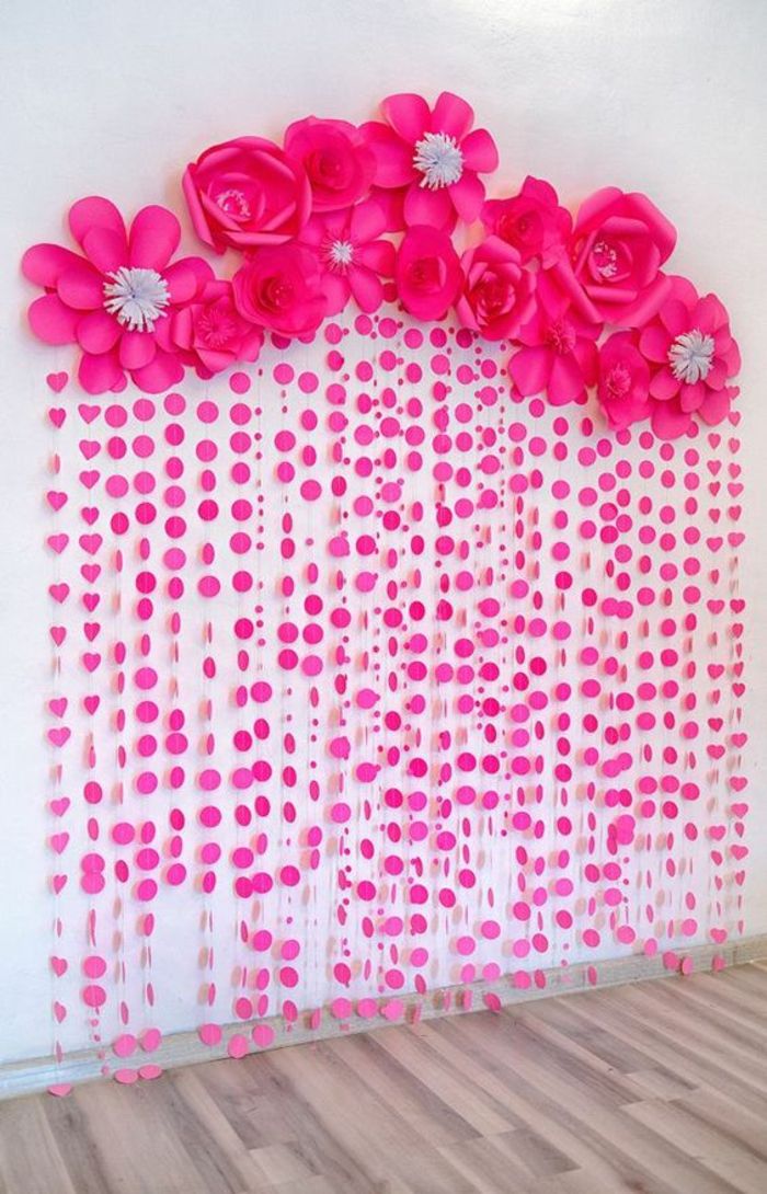 decorazioni murali fai-da-te, grandi fiori rosa e ghirlande di carta