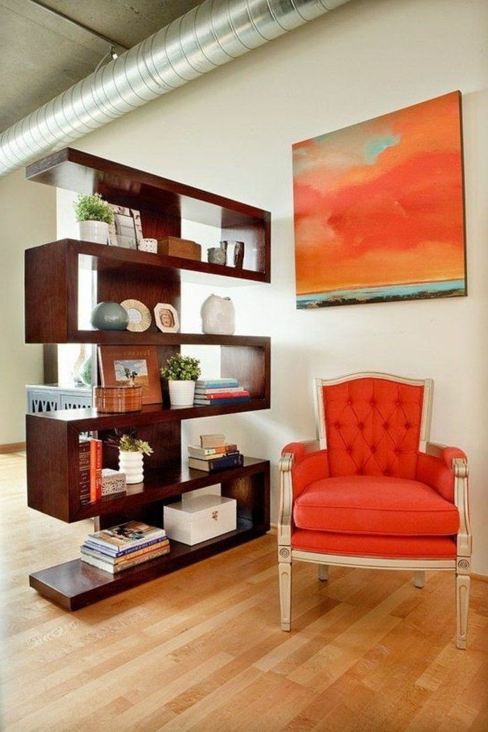 Paravent-bøker traktere-romdeler-skillevegg-sokkel-skillevegger-hyller-hyller-as-en skillevegg-tregulv-orange sofa-abstrakt-bilde