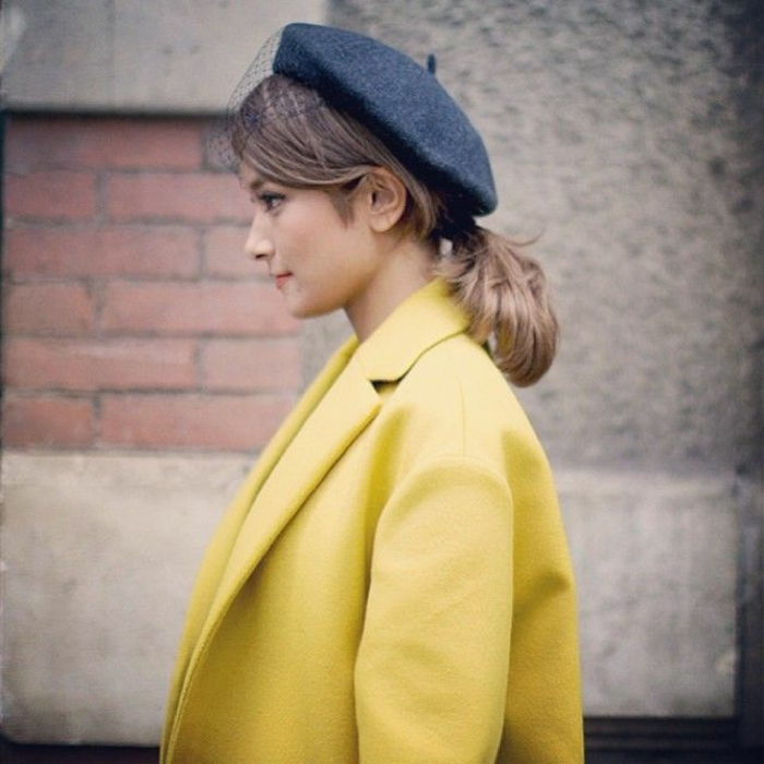 Paryski szyk street fashion żółto-kurtka-czarno-francusko-cap