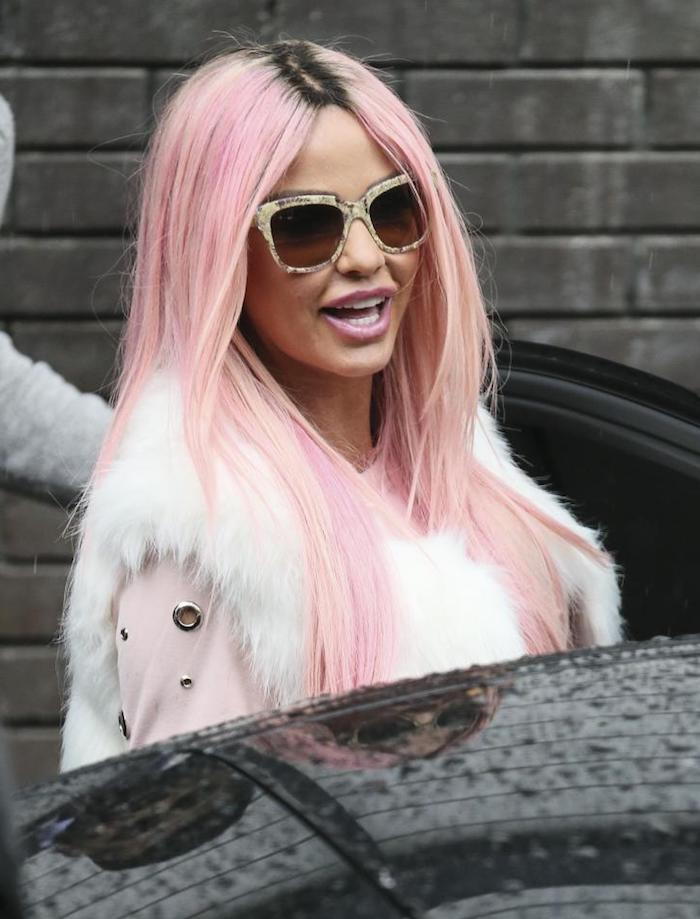 pastell rosa hårfarge, langt rosa hår med svart nakke