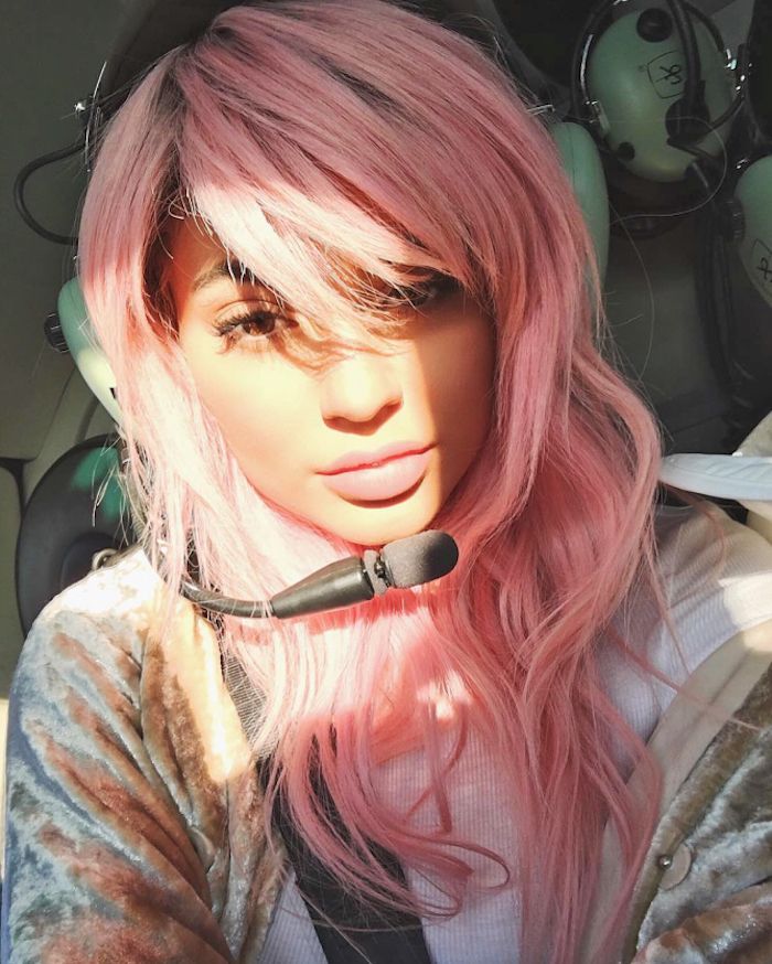 pastell rosa hårfarge, ponyhåret kvinne, hverdags frisyre med bølger