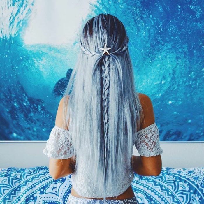 blu chiaro, capelli lunghi, stelle marine come accessorio per capelli, camicetta di pizzo, una bellissima sirena, acqua sullo sfondo