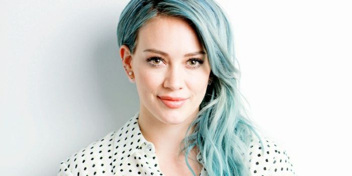 Hilary Duff con capelli blu chiaro, trucco naturale, carnagione bianca come la neve, labbra color pesca, mascara nero