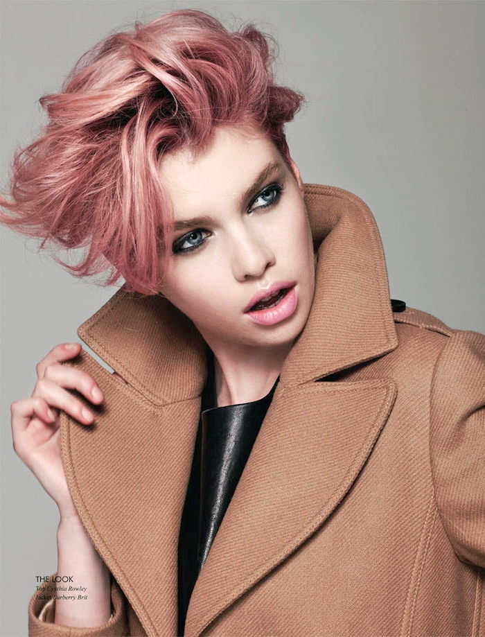 pastell rosa hår, kvinne med brunt frakk og kort rosa hår