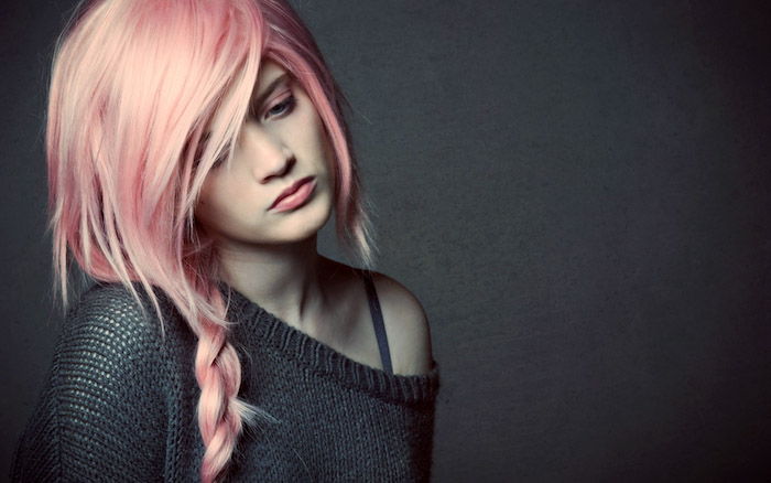 pastell rosa hårfarge, casual flett med stor fletning, trendy hårfarger